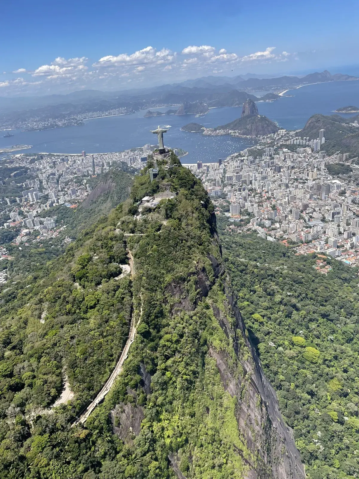 Imagem ilustrativa do voo de helicóptero