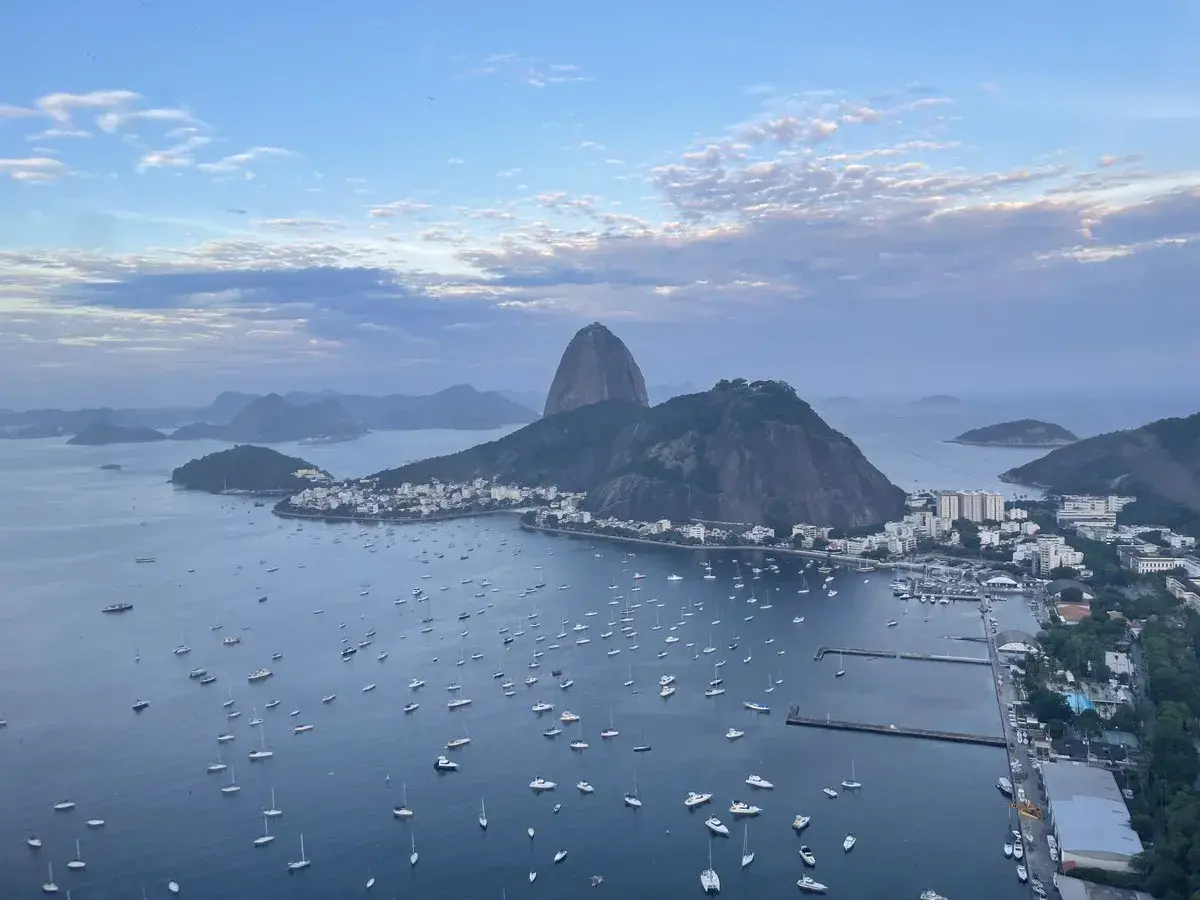 Imagem ilustrativa do voo de helicóptero