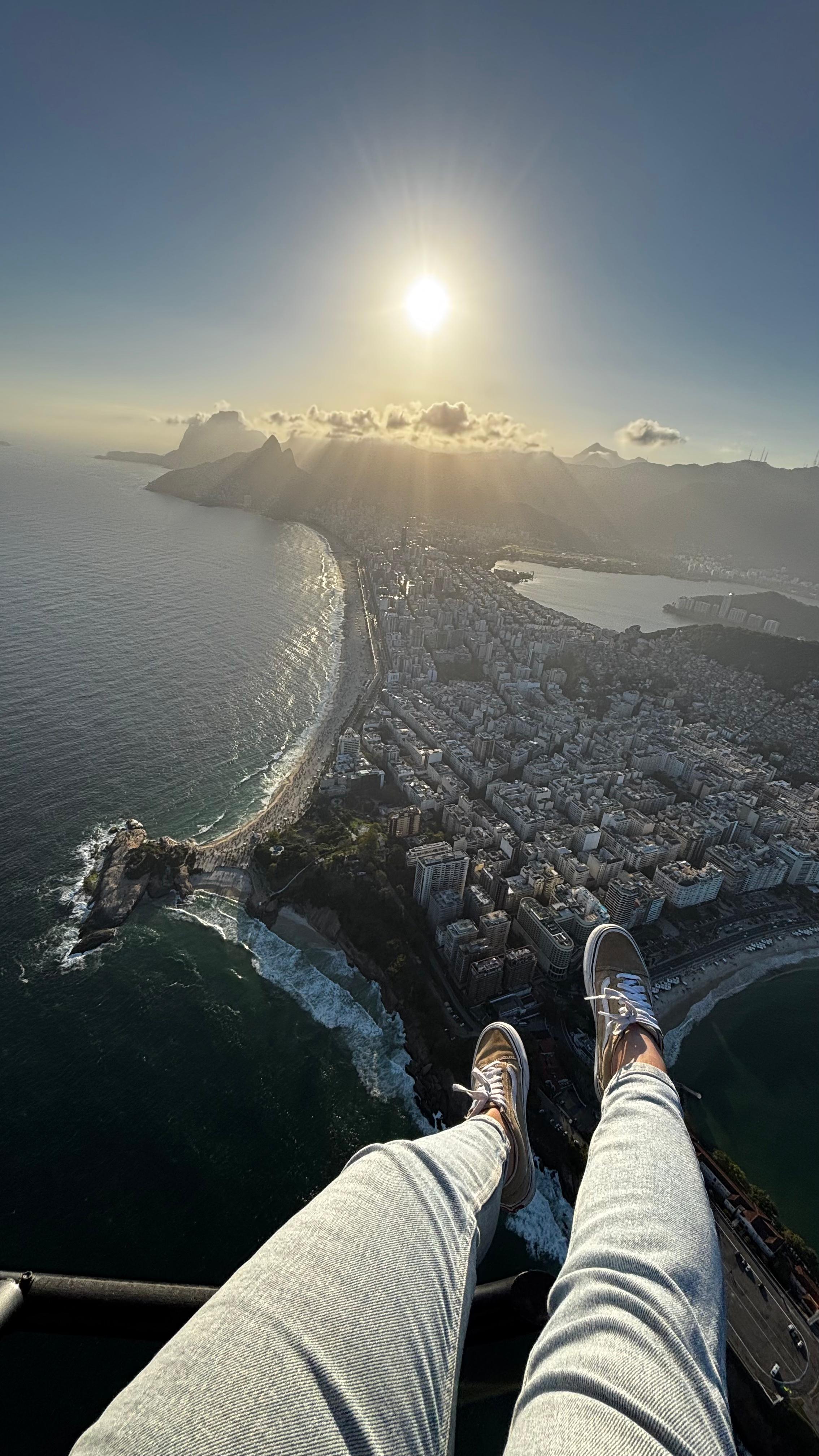 Imagem ilustrativa do voo de helicóptero